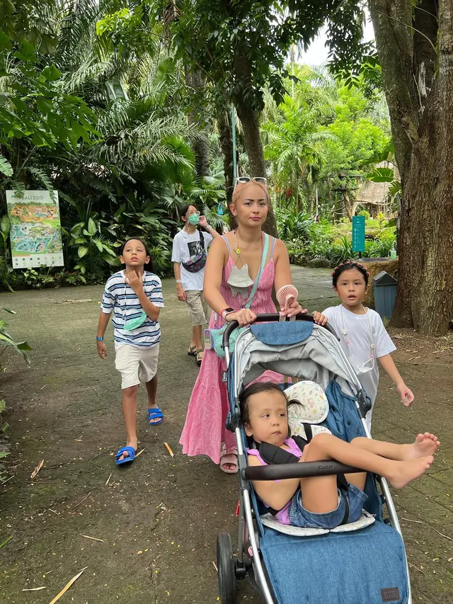 Jadi Single Mom, Ini 6 Potret Joana Alexandra dan Anak Liburan Ke Kebun Binatang