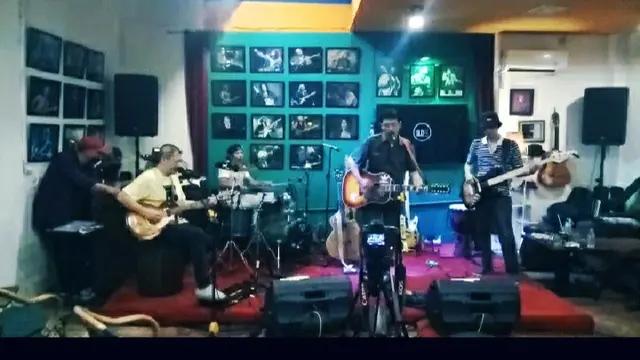 konser The Ayayay for Journalist Concert 2022 'Ada Apa Dunia"  di Maxi Cafe, Kemang, Jakarta Selatan, baru-baru ini.  "The Ayayay merupa