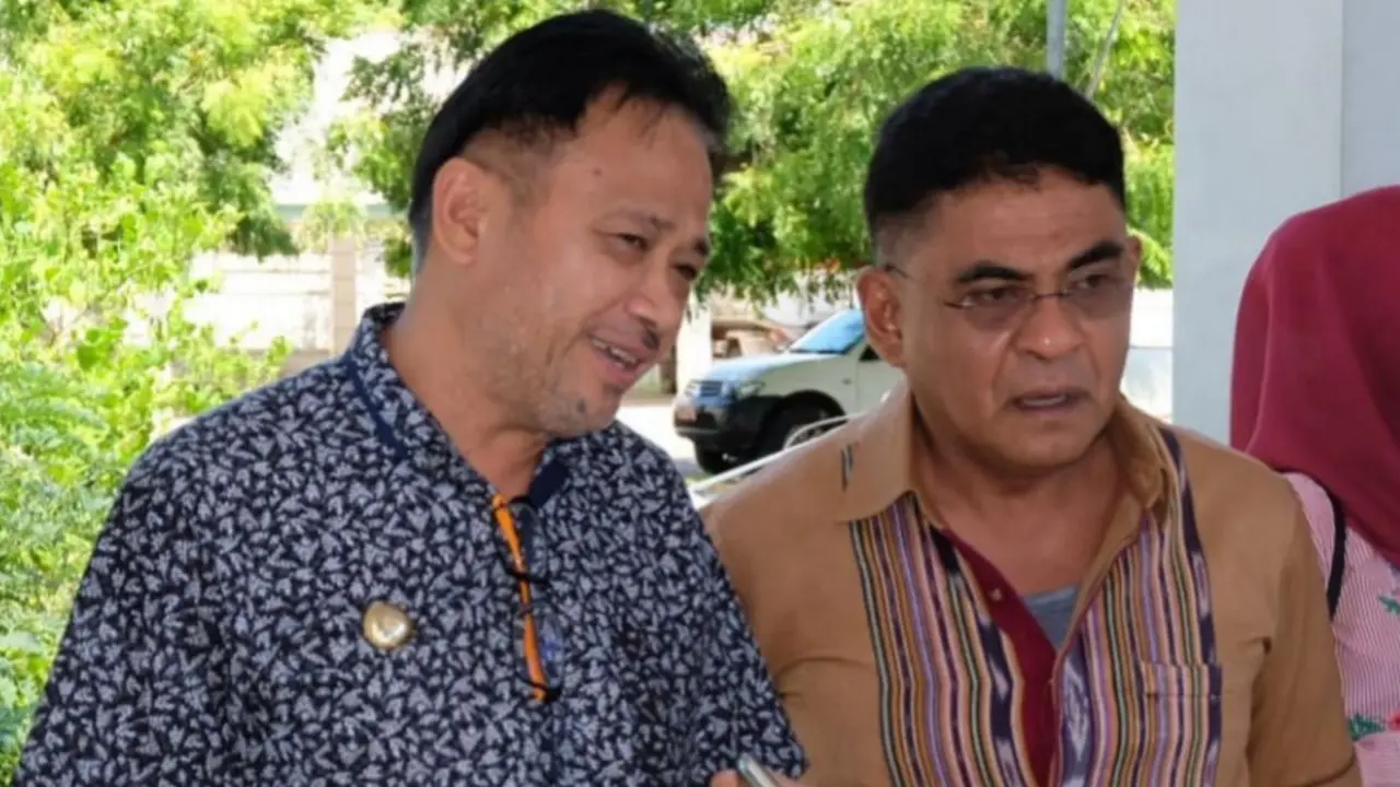 Bupati Lembata Elyazer Yentji Sunur bersama Andreas Hugo Pareira (AHP) Anggota DPR RI Dapil NTT-1. (Foto Istimewah)