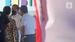 Presiden Joko Widodo atau Jokowi (tengah) didampingi Menteri Kesehatan Budi Gunadi Sadikin (kiri) dan Gubernur DKI Jakarta Anies Baswedan (kanan) meninjau vaksinasi COVID-19 massal pelaku transportasi di Terminal Kampung Rambutan, Jakarta, Kamis (10/6/2021). (Liputan6.com/Herman Zakharia)