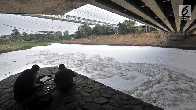 Penampakan Limbah Busa Selimuti Kali Bekasi