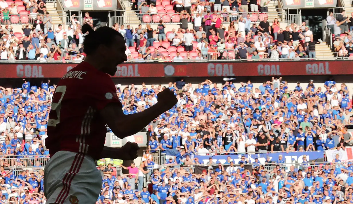 Penyerang Manchester United, Zlatan Ibrahimovic merayakan golnya ke gawang Leicester City pada ajang Community Shield  di Stadion Wembley (7/8/2016) (Reuters/Eddie Keogh)