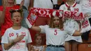 Suporter wanita asal Polandia saat menyanyikan lagu kebangsaan sebelum pertandingan Timnas Polandia U-17 melawan Timnas Senegal U-17 di Grup D Piala Dunia U-17 2023 yang berlangsung di Stadion Si Jalak Harupat, Kabupaten Bandung, Jawa Barat, Selasa (14/11/2023). (Bola.com/Ikhwan Yanuar)