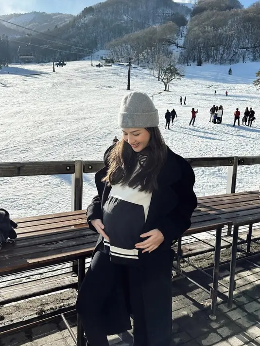 Tampil menggemaskan di musim dingin, Jessica Mila andalkan jaket dan beanies. Nuansa hitam putih jadi warna outfit andalan. [Foto: Instagram/ Jessica Mila]