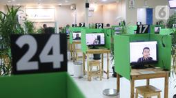 Suasana LAPAK ASIK (Layanan Tanpa Kontak Fisik) di Kantor Cabang BPJAMSOSTEK Tangerang, Jumat (12/6/2020). LAPAK ASIK merupakan layanan dengan protokol kesehatan tanpa harus kontak langsung antara petugas dan peserta BPJAMSOSTEK dalam rangka mencegah penularan COVID-19. (Liputan6.com/Angga Yuniar)
