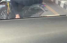 VIDEO: Polisi Sibuk Main HP, Dua Wanita Boncengan Naik Motor Tanpa Helm Lolos dari Tilang