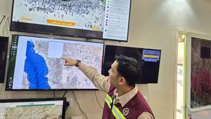 Petugas memonitor alur perjalanan bus yang membawa jemaah haji Indonesia dari Madinah ke Mekah di Kantor Daker Mekah, Arab Saudi, Minggu 10 Mei 2026. (Dok Media Center Haji 2026)