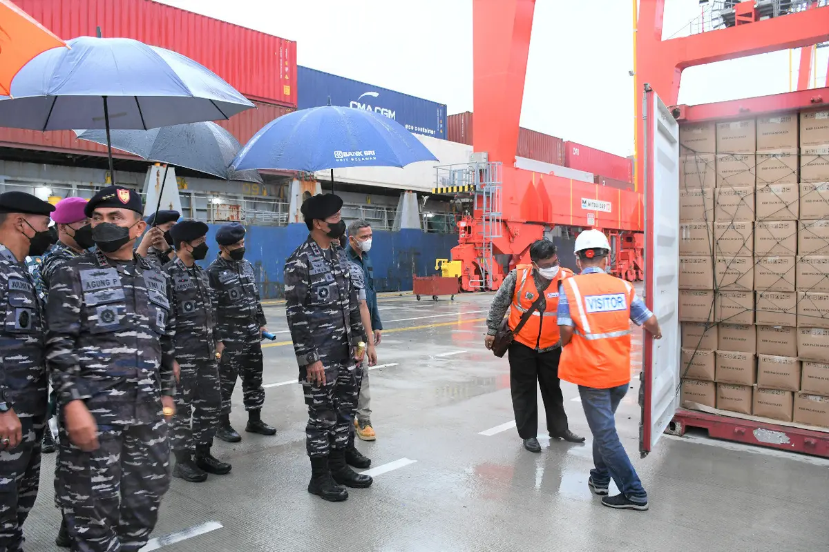 TNI Angkatan Laut, Komando Armada I, KRI Karotang-872 berhasil mencegah kapal MV. Mathu Bhum yang memuat RBD Palm Olien di Perairan Belawan, Jumat (7/5/22). (Istimewa)