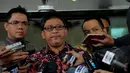 Hasto Kristiyanto mengatakan dirinya telah menyerahkan sejumlah barang bukti berupa foto-foto dan pernyataan saksi-saksi kepada KPK, Jakarta, Senin (9/2/2015). (Liputan6.com/Faisal R Syam)