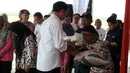 Jokowi memastikan bahwa stok beras di Bulog aman, karena Pemerintah Indonesia mengimpor beras dari Kamboja. Impor beras tersebut untuk menambah cadangan pangan di Bulog. (merdeka.com/Imam Buhori)
