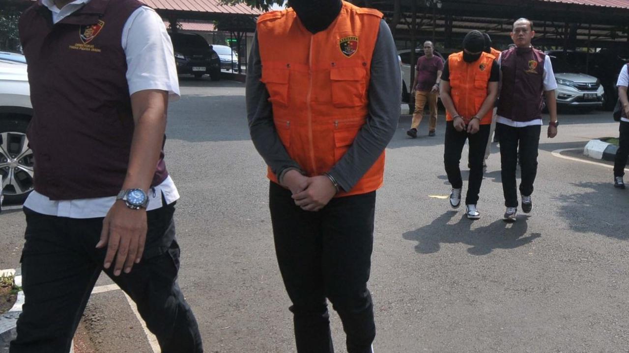 Tersangka yang diamankan antara lain berinisial NT dan ATH yang berperan sebagai debitur, WRJ dan HS yang berperan sebagai penadah, FI dan HM sebagai perantara atau pencari penadah, serta WS yang berperan sebagai eksportir. Foto: merdeka.com / Imam Buhor