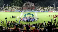 Selebrasi skuad PSBS Biak merayakan keberhasilan menjuarai Pegadaian Liga 2 2023/2024 setelah mengalahkan Semen Padang dengan agregat 6-0 pada laga final Pegadaian Liga 2 2023/2024 di di Stadion GOR Haji Agus Salim, Padang, Sabtu (9/3/2024). (Bola.com/Bagaskara Lazuardi)