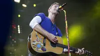 Penampilan vokalis Coldplay, Chris Martin saat tampil di The Stade de France Arena di Saint Denis, Paris, Prancis (15/7). (AFP Photo/Geoffroy Van Der Hasselt)