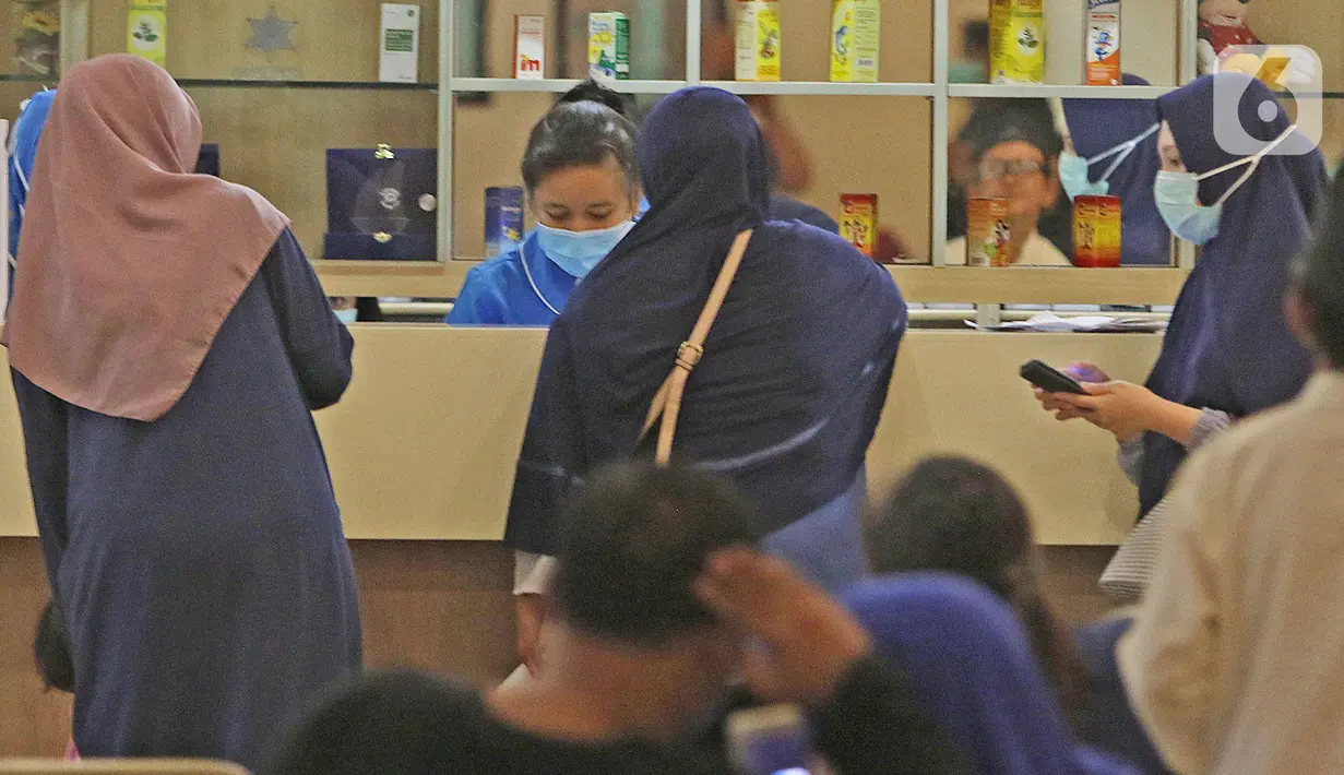 Warga menebus obat di RS Mitra Keluarga, Depok, Senin (2/3/2020). Sebanyak 70 petugas medis di RS Mitra Keluarga Depok, Jawa Barat, dirumahkan. Petugas tersebut sempat berinteraksi dengan dua pasien yang positif terinfeksi virus korona COVID-19. (Liputan6.com/Herman Zakharia)