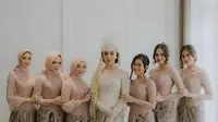 Berikut ini inspirasi bridesmaid hijab yang modern dan nyaman daripada selebritis Indonesia. (Instagram/marginw).