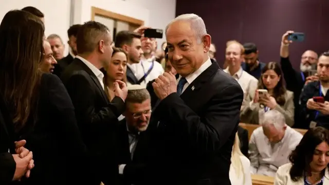 Perdana Menteri Israel Benjamin Netanyahu di pengadilan Tel Aviv untuk memberikan kesaksian pertama kalinya dalam persidangan panjangnya terkait dugaan korupsi, Selasa (10/12/2024).