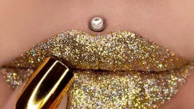 Berani Pakai Lipstik Penuh Glitter? Seperti Ini Nih