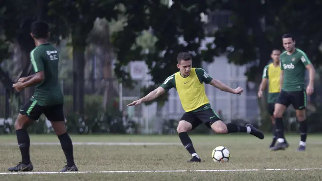Pemain Timnas Indonesia U-23, Egy Maulana, bersiap mengirim umpan saat latihan. (Bola.com/Vitalis Yogi Trisna)