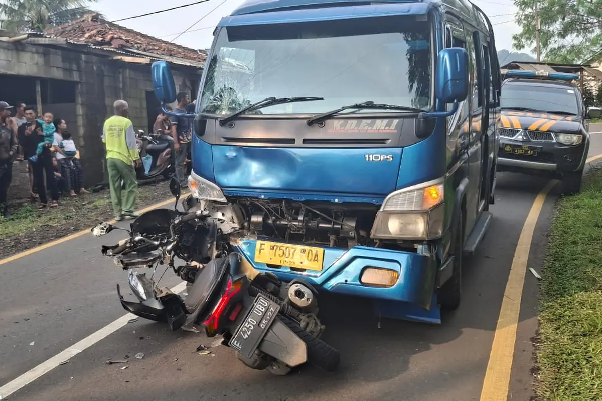 Kecelakaan Pemotor 'Adu Banteng' dengan Elf di Purabaya Sukabumi