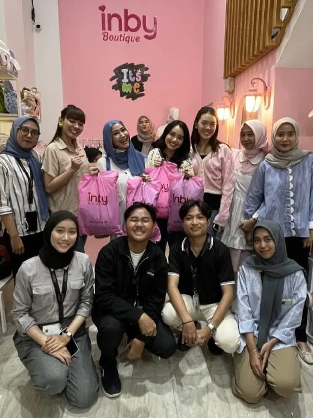 Ira Swara saat berbelanja di Butik Inby House, Bekasi, Jawa Barat, pada Senin (24/3/2025).