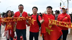 Suporter Timnas Vietnam membentangkan syal jelang memasuki Stadion Pakansari, Bogor, Sabtu (3/12). Timnas Vietnam akan melakoni laga tandang semifinal pertama Piala AFF 2016 melawan Indonesia. (Liputan6.com/Helmi Fithriansyah)