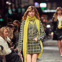 Warna merah muda salmon, parma, mustard, dan warna karat yang halus secara bertahap menjadi lebih pop dan cerah untuk menyesuaikan dengan semangat tahun 1980an dan 1990an.  [Dok/Chanel]