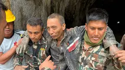 Para prajurit menyelamatkan seorang pekerja warga negara China dalam keadaan hidup dari sebuah terowongan saat operasi yang sedang berlangsung di proyek pembangkit listrik tenaga air Trishuli-3A di distrik Rasuwa, Nepal, Sabtu, 5 September 2026. (Angkatan Darat Nepal via AFP)