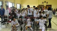 Setibanya di yayasan Bhakti Luhur, Beberapa siswa beserta guru SMA Kristen Ketapang I disambut oleh sekitar 50 anak berkebutuhan khusus.