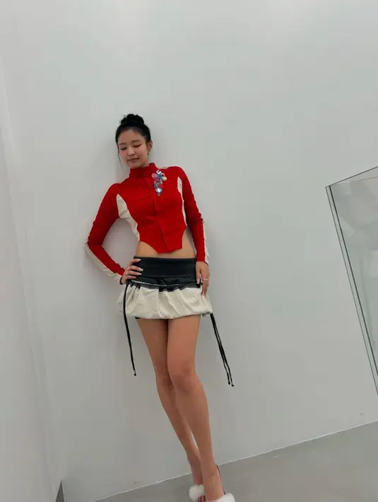 Terbaru, Jennie kenakan plug reversible light jacket warna merah putih dan baloon skirt warna abu-abu. [@jennierubyjane]