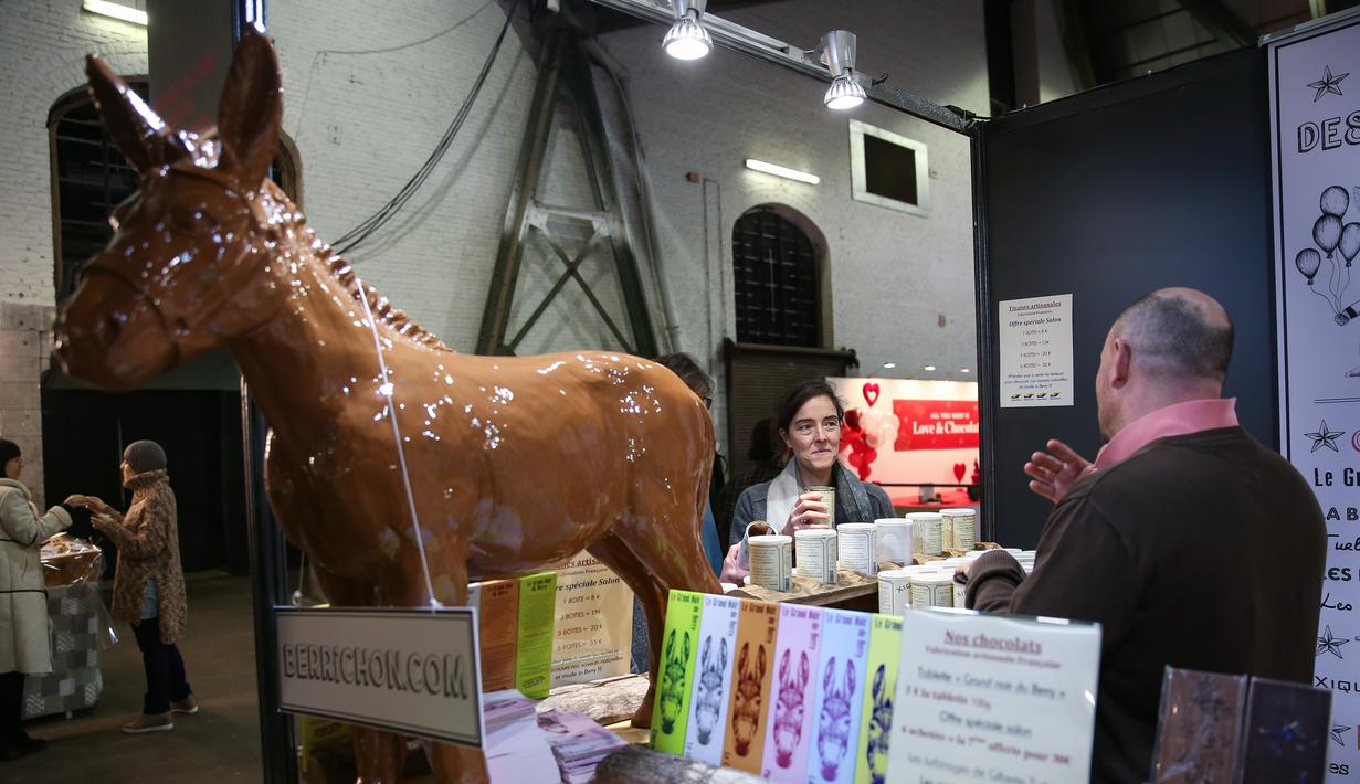 Peserta pameran memperkenalkan produk cokelat kepada pengunjung di Pameran Cokelat Brussel ketujuh di Brussel, Belgia (13/2/2020). Pameran ini mempertemukan lebih dari seratus pembuat cokelat, koki pastri, manisan, dan produsen kakao, dibuka pada Kamis (13/2) di ibu kota Belgia. (Xinhua/Zhang Cheng)