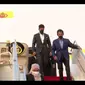 Sultan Brunei Hassanal Bolkiah dan didampingi putranya, Abdul Mateen tiba di Jakarta pada Jumat (23/4) untuk menghadiri ASEAN Leaders' Meeting yang digelar di kantor Sekjen ASEAN pada Sabtu (24/4). (Screenshot Youtube Sekretariat Presiden)