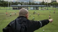 Pelatih Timnas Indonesia U-16, Nova Arianto memimpin langsung latihan perdana Timnas Indonesia U-16 yang berlangsung di Lapangan B, Kompleks Stadion Utama Gelora Bung Karno (SUGBK), Senayan, Jakarta, Senin (19/02/2024). (Bola.com/Bagaskara Lazuardi)