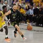 Stephen Curry dijaga Dennis Schroder saat Lakers melawan Warriors di semifinal Wilayah Barat NBA (AFP)