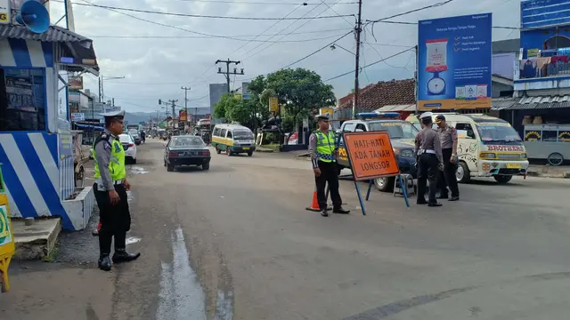 Puluhan Orang Terjebak Timbunan Longsor di Jalur Majalengka-Kuningan Berhasil Dievakuasi