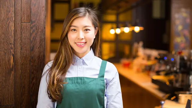 bekerja di kafe tersenyum