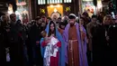 Umat Kristiani Katolik menghadiri Misa Malam Natal di gereja Saint Antuan, Gereja Katolik Roma terbesar di Istanbul, Turki (24/12). (AFP Photo/Yasin Akgul