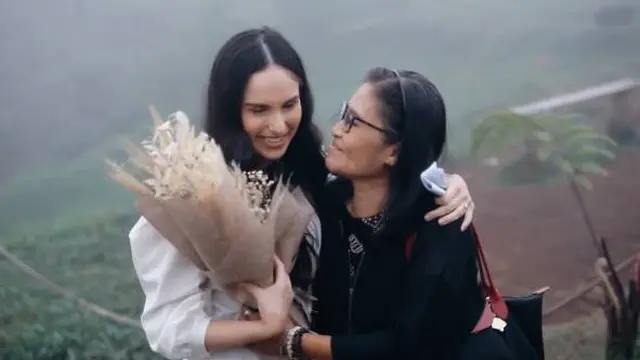 Lamar Kekasih di Atas Gunung, Ini 7 Momen Mesra Rafael Tan dan Sabina Paz