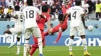 Son Heung-min dari Korea Selatan mencoba melakukan tendangan overhead selama pertandingan sepak bola grup H Piala Dunia antara Korea Selatan dan Ghana, di Stadion Kota Pendidikan di Al Rayyan, Qatar, Senin, 11 November. 28, 2022. (Foto AP/Luca Bruno)