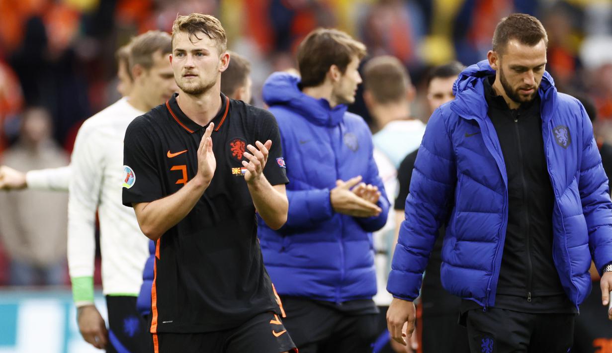 Matthijs de Ligt. Bek tengah Belanda berusia 21 tahun ini tidak diturunkan saat laga pertama kontra Ukraina. Meski menang, Belanda harus kebobolan 2 gol. Di dua laga berikutnya saat Matthijs de Ligt diturunkan, Tim Oranye sukses menang dengan mencetak clean sheet. (Foto: AP/Pool/Koen van Weel)
