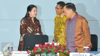 Menko PMK Puan Maharani berbincang dengan Gubernur BI Agus Martowardojo dan Menkominfo Rudiantara sebelum rapat koordinasi di Jakarta, Selasa (8/11). Rakor membahas rancangan perpres penyaluran bantuan sosial secara non tunai. (Liputan6.com/Angga Yuniar)