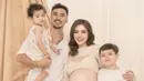 Jessica Iskandar baru saja memamerkan potret maternity bersama keluarga lengkapnya. [Foto: Instagram/ Jessica Iskandar]