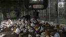 Pekerja memilah ayam yang dipesan konsumen di tempat pemotongan ayam, Jakarta, Jumat (3/12/2021). Jelang Natal dan Tahun Baru harga beberapa kebutuhan pokok khususnya daging sapi dan ayam masih stabil, kecuali minyak goreng curah yang mengalami kenaikan. (Liputan6.com/Johan Tallo)