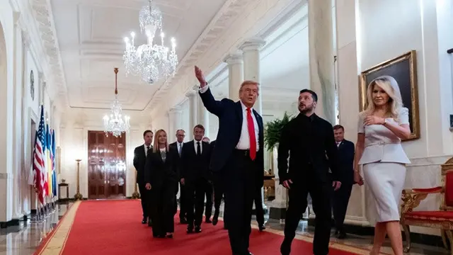 Presiden Donald Trump (tengah) berjalan di Cross Hall, Gedung Putih, bersama Presiden Ukraina Volodymyr Zelenskyy dan para pemimpin Eropa lainnya.