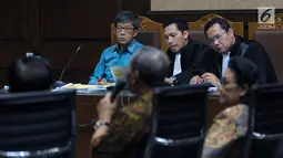 Mantan Dirut PT Quadra Solutions, Anang S Sudihardjo (kiri) menyimak keterangan saksi pada sidang lanjutan dugaan korupsi pengadaan E-KTP di Pengadlian Tipikor, Jakarta, Kamis (5/4). Sidang mendengar keterangan saksi. (Liputan6.com/Helmi Fithriansyah)
