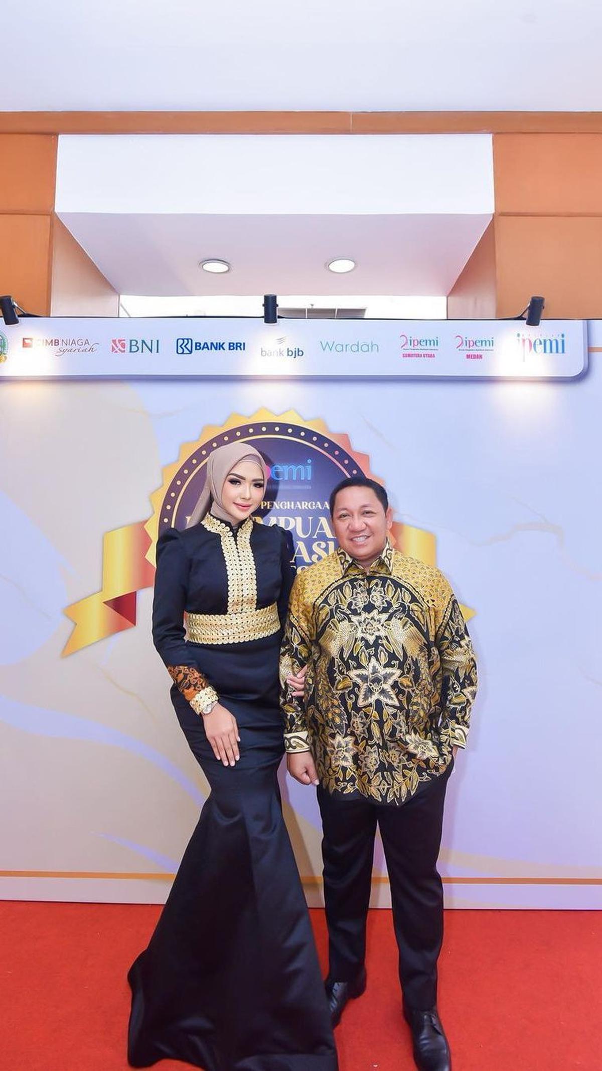 Zahra sendiri merupakan istri Bupati Kepulauan Taliabu, Aliong Mus. <br>