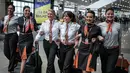 Awak maskapai penerbangan GOL Airlines saat berada di Bandara Internasional Tom Jobim, Rio de Janeiro, Brasil (8/3). Memperingati Hari Perempuan Internasional, GOL Airlines menghadirkan seluruh awak adalah wanita. (AFP PHOTO / Yasuyoshi Chiba)