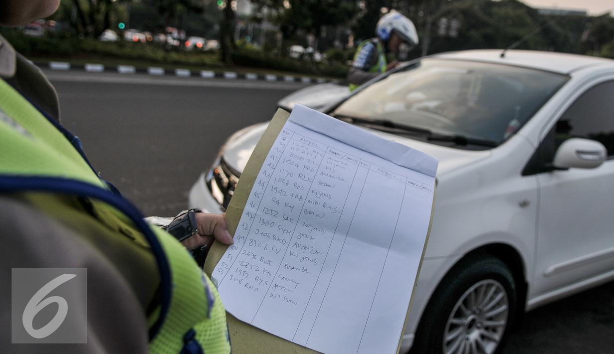 Petugas saat menegur pengendara di jalan Medan Merdeka Barat, Jakarta, Jumat (5/8). Berdasarkan data Polda Metro Jaya, terhitung 27 Juli hingga 3 Agustus 2016 jumlah pelanggaran ganjil-genap mencapai 5.947 pelanggar. (Liputan6.com/Yoppy Renato)