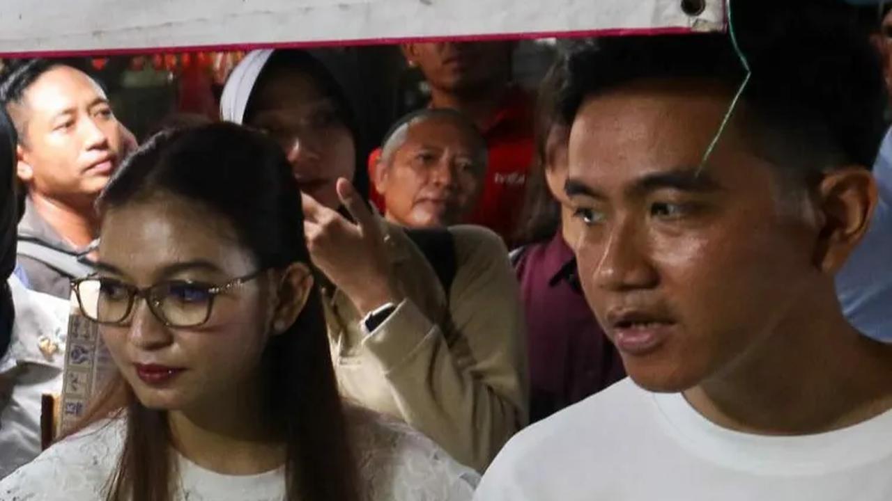 Dalam aksi blusukan itu, Gibran yang tampil kaos putih polos itu sempat membagikan susu kepada anak-anak.
