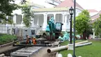 Pekerja menyelesaikan perbaikan drainase Kompleks Istana Kepresidenan, Jakarta, Senin (18/12). Presiden Jokowi memindahkan aktivitas kerja ke Istana Bogor hingga proses revitalisasi drainase lingkungan Istana di Jakarta selesai (Liputan6.com/Angga Yuniar)