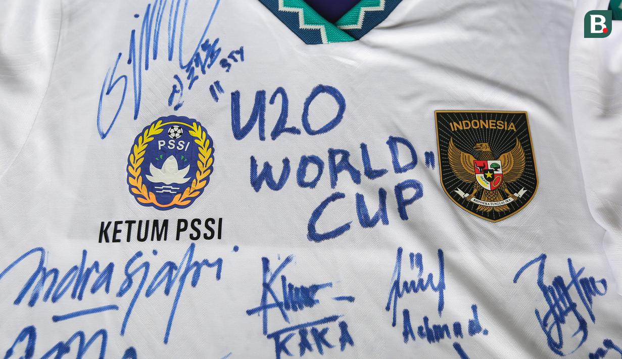 <p>Jersey bertandatangan pemain Timnas Indonesia U-20 untuk Ketua Umum PSSI, Mochamad Iriawan saat latihan terbuka untuk Piala Asia U-20 2023 di Lapangan C, Kompleks Stadion Utama Gelora Bung Karno (SUGBK), Jakarta, Rabu (08/02/2023). Ajang ini akan berlangsung pada 1 Maret 2023 mendatang. (Bola.com/Bagaskara Lazuardi)</p>